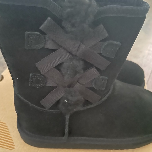 NWT kookaburra by Ugg black bow Victoria short boot girls size 2 - Picture 2 of 5